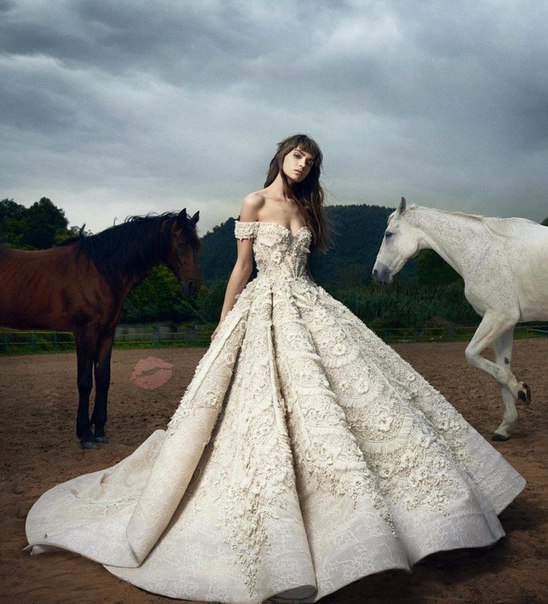 Я мечтаю примерить такое платье, а ты