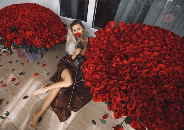 Викторию Боню снова задарили цветами  Мне бы такой букетик!