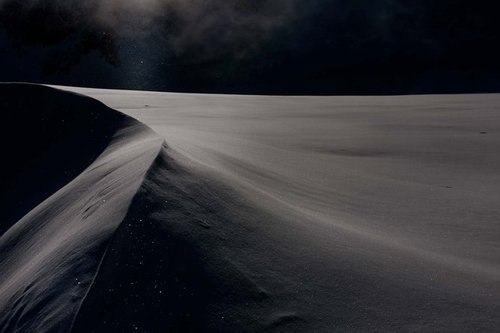 Время. Иногда, кажется, оно застывает на месте. Словно ты сидишь в мешке и не можешь вылезти, и кто-то постоянно твердит тебе, что со временем все станет лучше, а время словно застыло и смеется над тобой и твоей болью... А потом внезапно оно сдвигается с места, и ты вдруг видишь, что прошло полгода. Вроде как только вытащил летние вещи из шкафа, а на дворе Рождество, а между этим десять лет боли.