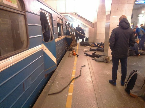В Санкт-Петербурге произошёл взрыв в метро. По предварительным данным, погибли 10 человек, пострадали больше 50. 