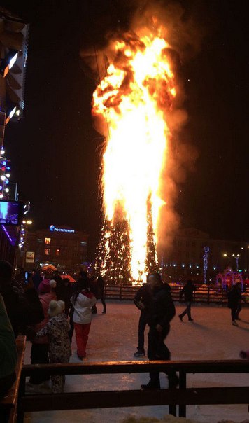 В Южно-Сахалинске сгорела главная городская ёлка на площади Ленина. 