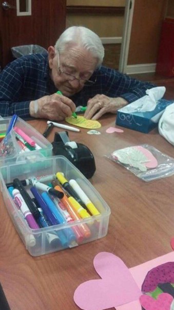 92-летний дедулич рисует открытку для своей 93-летней жены