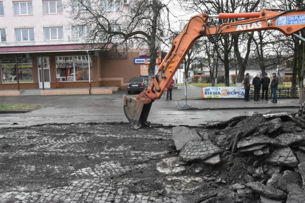 В Закарпатье решили проблему с ремонтом дороги просто сняв слой асфальта и откопав старую австрийскую дорогу из брусчатки.