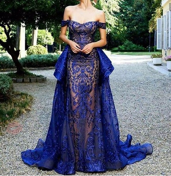 Глубокий оттенок синего. Есть любительницы