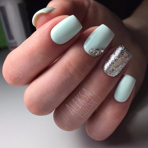Оцените мятный маникюр 