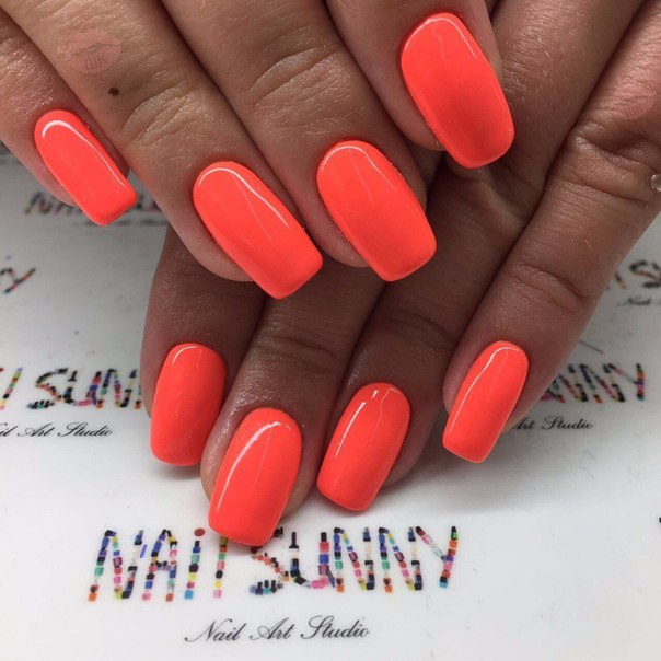 Есть ещё красотки, которым нравится яркий однотонный