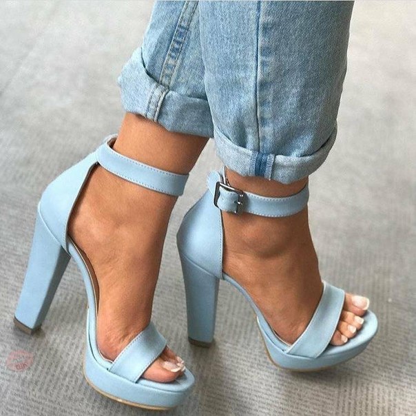 Кому по душе такой небесно голубой цвет