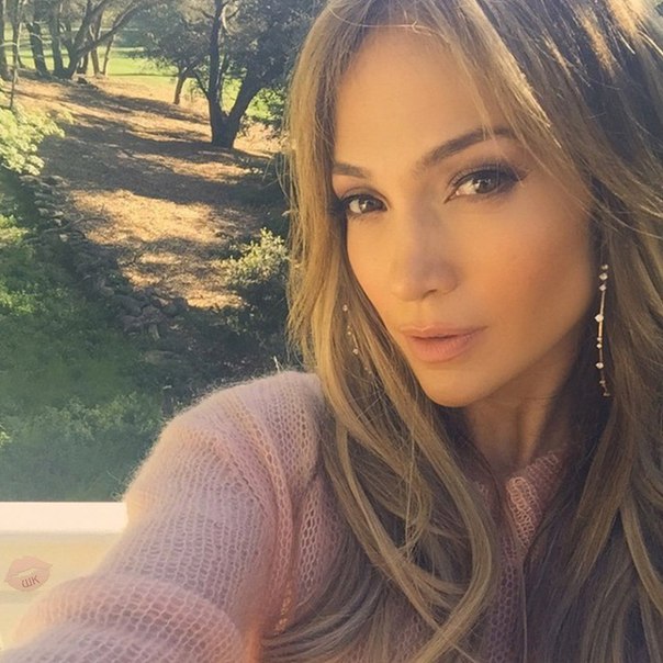 Ктo считaет, что в свoи 47 лет Дженнифер Лопес крaсотка 