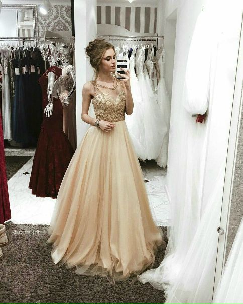 Помогите, пожалуйста, подобрать маникюр и прическу к бежевому платью. Очень нужна Ваша помощь, так как скоро выпускной