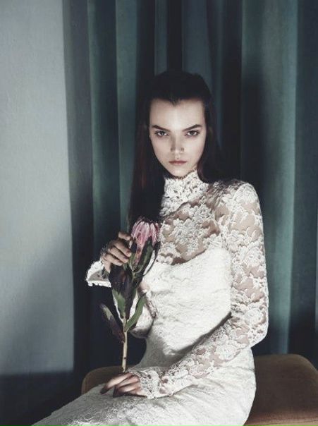 Цветок увядает, даже если мы относимся к нему с любовью; сорняки растут, даже если мы их не любим.