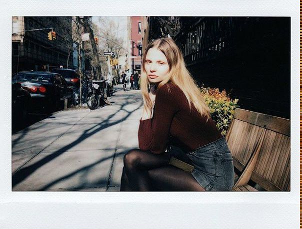 Красиво говорить о любви может тот, в ком эта любовь ушла в воспоминания, — убедительно говорить о любви может тот, в ком она всколыхнула чувственность, и вовсе молчать о любви должен тот, кому она поразила сердце. 