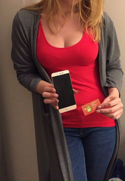 Приобрела Xiaomi Mi5 за 550 руб. в интернет-аукционе. (Продажи у них в формате аукциона, стартовая стоимость на все 100 руб., в итоге 550 руб. сам смартфон, 400 руб. расходы на покупку ставок). В крупных магазинах этот смартфон стоит около 15000, но здесь получилось выиграть за совсем низкую цену! Привез курьер, прямо домой, с чеком и гарантийным талоном. 