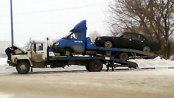 В Нижнем Новгороде эвакуатор эвакуирует эвакуатор, с эвакуированной машиной. И что-то мне подсказывает, что им нужен ещё один эвакуатор