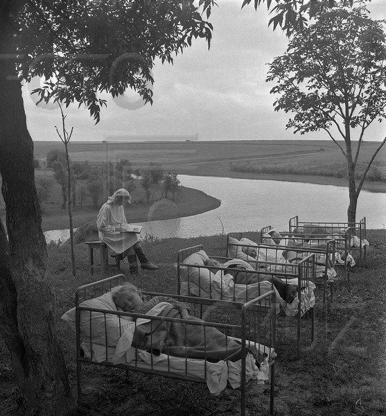 Тихий час в детском саду на свежем воздухе, 1950-е.