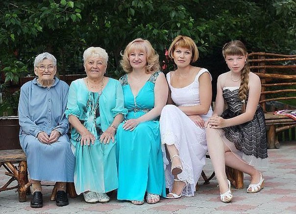 Прапрабабушка, прабабушка, бабушка, мама, дочь вместе. Такие фото нечасто встретишь