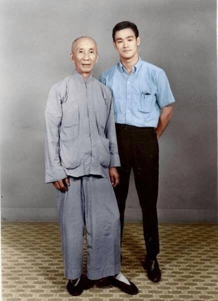 Брюс Ли со своим учителем Ип Маном (60-е)