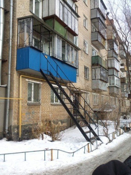 Чтобы не встречаться с соседями