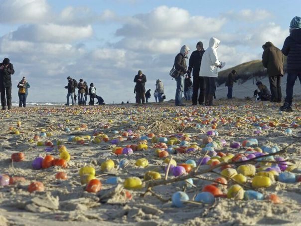 На берег немецкого острова выбило десятки тысяч «киндер-сюрпризов» и LEGO с инструкциями на русском языке. 