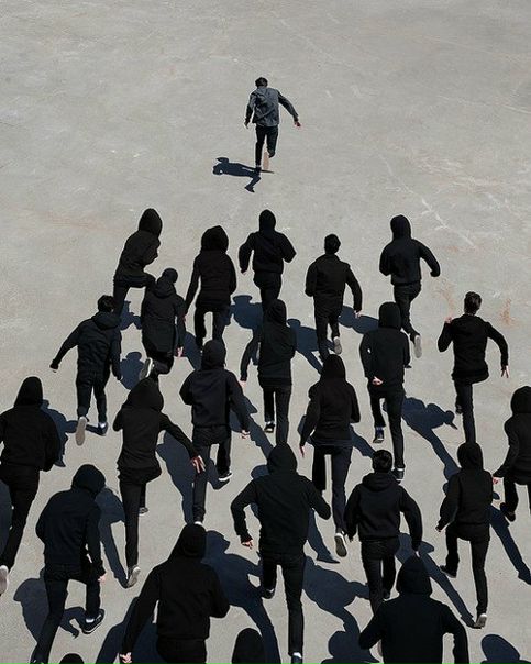 Паранойя (греч. paranoia умопомешательство) - общее название психических расстройств, характеризующихся стойким систематизированным бредом, при котором логически построенный систематизированный бред развивается постепенно, не сопровождаясь галлюцинациями или расстройством мышления шизофренического типа. Свойственна переоценка Я, подозрительность, бред отношений, сверхценные идеи, ригидность суждений, склонность к интерпретативному бреду.