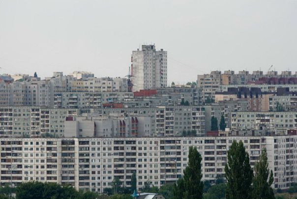 Районы называются теперь спальными. Люди приходят туда только поспать, а уходят, чтобы оплатить квартиры в этих спальных районах. Они спят, потому что устали работать, а работают, чтобы оплатить то место, где спят.