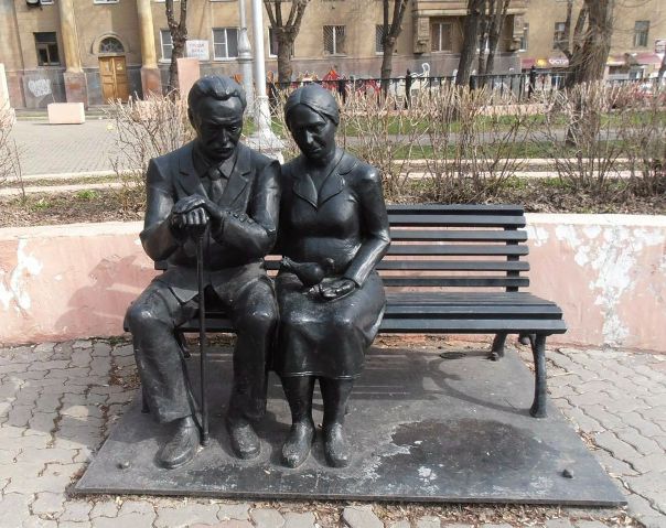 Памятник родителям в городе Магнитогорске, Россия