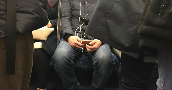 Не знаю, что слушает этот парень, но его наушники свернулись в скрипичный ключ