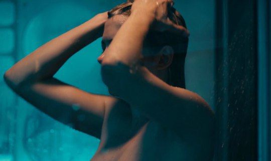 Люди не замечают, когда их любят. Они замечают, когда их перестают любить.