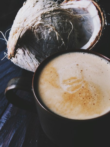Добавляем к любимому кофе нотку летней экзотики – кокосовый сироп или кокосовое молоко сделают привычный вкус необычнее.