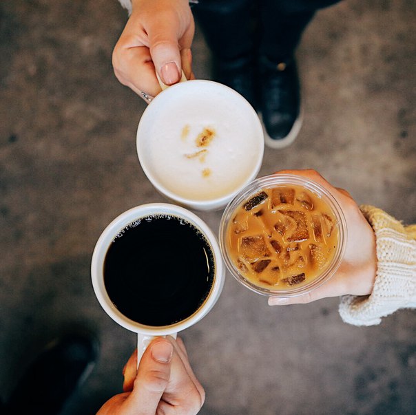 Всех нас объединяет любовь к кофе.  #ЛаттеМаккиато, #КолдБрю или Свежесваренный — что бы вы ни выбрали, встречаемся в Starbucks!
